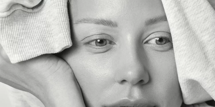 Тіна Кароль у пухнастому ліфчику приспустила джинси для чорнобілих фото на стільці