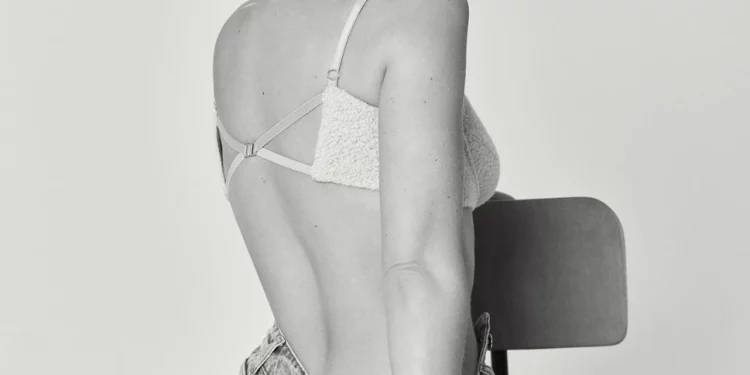 Тіна Кароль у пухнастому ліфчику приспустила джинси для чорнобілих фото на стільці