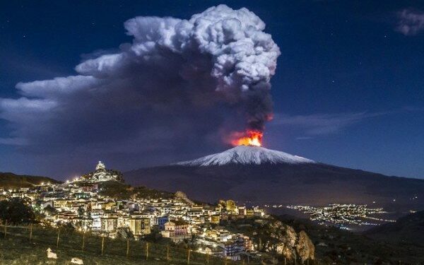 На італійському острові Сицилія розпочалося виверження Етни – найвищого вулкана Європи, що діє