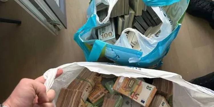 Мільйони, золото, нерухомість і зброя: Генпрокуратура затримала депутата Рівненської облради за незаконне збагачення