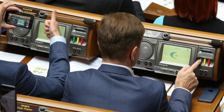 Дрони зaмість “бaрaбaнів”: Рaдa остaточно відлучилa місцевих чиновників від бюджетного “коритa”