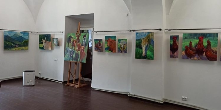 Коні, корови, кури і не тільки. На Тернопільщині у бережанському музеї діє виставка Івана Драгана “Діалоги з природою”