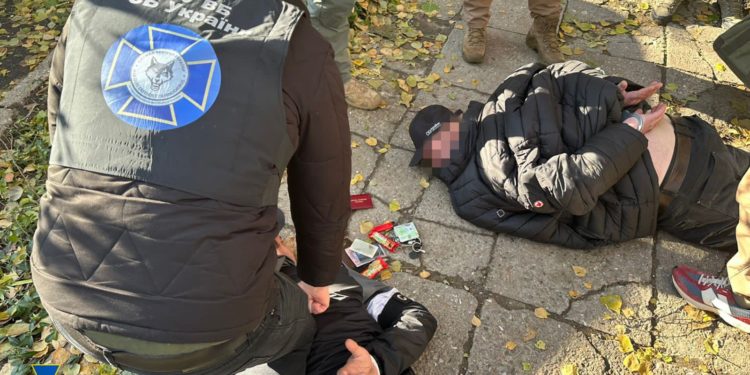 СБУ викрила на Одещині рекетирів, які видавали себе за правоохоронців і «обкладали даниною» ухилянтів