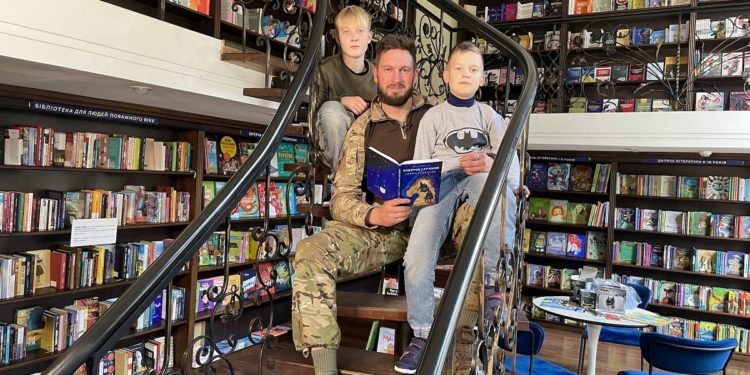 Український боєць-розвідник написав книжку про чарівного дракона