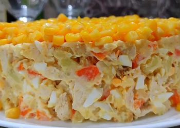 Рецепт “Королівського салату”: курка з ананасами, огірками та кукурудзою