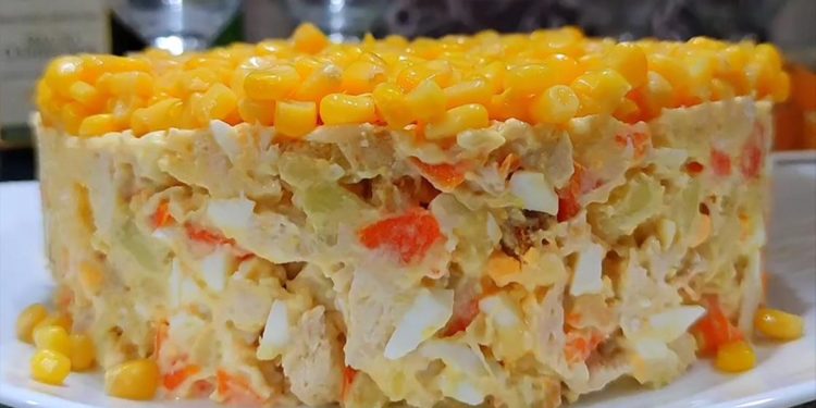 Рецепт “Королівського салату”: курка з ананасами, огірками та кукурудзою