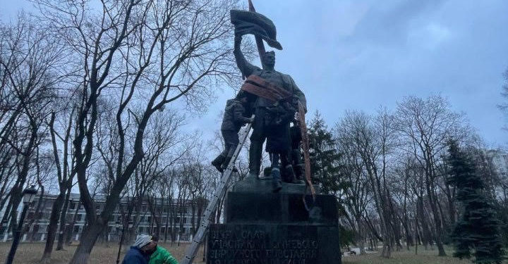 Декомунізація у Києві: демонтовано ще один пам’ятник – учасникам Січневого повстання, – заступниця Кличка