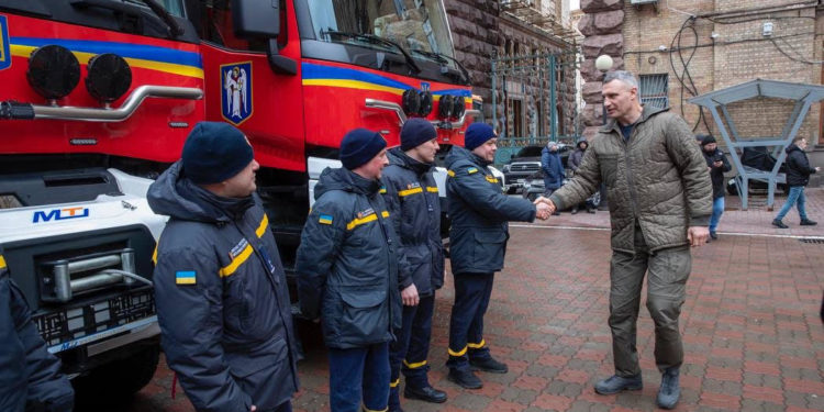 Німецькі міста-побратими передали Києву нову партію допомоги – спецавто для комунальників