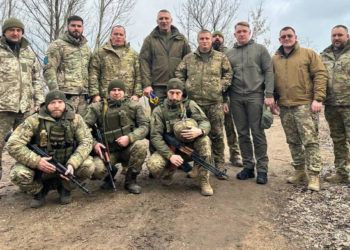 Кличко вдруге поспіль в новорічну ніч приїхав до захисників на передову з подарунками: дронами, квадрокоптерами, спорядженням