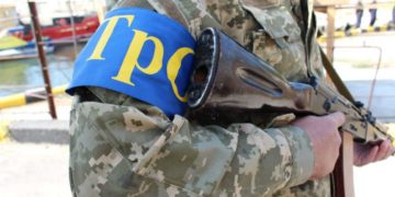 Представник ТРО зі зброєю у руках