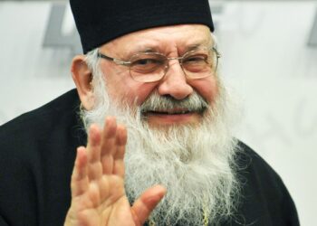 У Декреті проголошення зазначено, що «впродовж 6 років від переставлення до вічності світлої пам’яті кардинала Любомира Гузара, сила його слова і духу слугує людям підтримкою та орієнтиром у щоденному житті, особливо під час цієї страшної війни». 31 травня 2017 року патріарх Любомир помер в м. Києві і 5 червня його було поховане у крипті Патріаршого собору Воскресіння Христового. «Відтоді Божий люд розпочав виявляти особливу духовну шану стосовно особи Любомира Гузара, не так молячись за його упокій, як просячи в нього заступництва, засвідчуючи славу його святості через численні записи в книгах пам’яті, встановлених біля його гробу. Ці записи вказують на отримані знаки, ласки та оздоровлення», — зазначив Блаженніший Святослав у Декреті. В УГКЦ кажуть, що розслідування щодо беатифікації та канонізації патріарха Любомира розпочато з огляду на численні звернення вірян, а також з огляду на присутність спонтанної слави святості, що спонукає християн до молитви за посередництвом світлої пам’яті Любомира Гузара. «Заявником цієї справи з уряду (exofficio) є Київська архиєпархія Української Греко-Католицької Церкви. Постулятором у справі беатифікації та канонізації слуги Божого Любомира Блаженніший Святослав окремим Декретом іменував о. Павла Локотя», - розповіли в Департаменті інформації УГКЦ. Глава УГКЦ закликав усіх вірних Церкви підтримати цю святу справу і розповів, як можна це зробити. «Коли хтось отримає яку-небудь ласку за посередництвом блаженнішого Любомира (вислухану молитву, оздоровлення тощо), Ви маєте обов’язок у сумлінні про це повідомити, не маєте права приховати одержаний Богом дар. Повідомити про це потрібно отця Павла Локотя, постулятора. Тоді він, відповідно до всіх церковних правил, цей випадок зафіксує, і тоді процес беатифікації рухатиметься далі», — сказав Блаженніший Святослав, а також заохотив підтримати цей коштовний процес своїми пожертвами. Під час молебню вперше прозвучала молитва за прославу слуги Божого Любомира Гузара, спеціально укладена для цієї нагоди. Опісля у крипті перед гробом майбутнього блаженного відслужили панахиду.