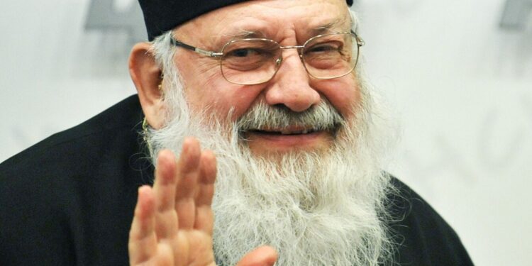 У Декреті проголошення зазначено, що «впродовж 6 років від переставлення до вічності світлої пам’яті кардинала Любомира Гузара, сила його слова і духу слугує людям підтримкою та орієнтиром у щоденному житті, особливо під час цієї страшної війни». 31 травня 2017 року патріарх Любомир помер в м. Києві і 5 червня його було поховане у крипті Патріаршого собору Воскресіння Христового. «Відтоді Божий люд розпочав виявляти особливу духовну шану стосовно особи Любомира Гузара, не так молячись за його упокій, як просячи в нього заступництва, засвідчуючи славу його святості через численні записи в книгах пам’яті, встановлених біля його гробу. Ці записи вказують на отримані знаки, ласки та оздоровлення», — зазначив Блаженніший Святослав у Декреті. В УГКЦ кажуть, що розслідування щодо беатифікації та канонізації патріарха Любомира розпочато з огляду на численні звернення вірян, а також з огляду на присутність спонтанної слави святості, що спонукає християн до молитви за посередництвом світлої пам’яті Любомира Гузара. «Заявником цієї справи з уряду (exofficio) є Київська архиєпархія Української Греко-Католицької Церкви. Постулятором у справі беатифікації та канонізації слуги Божого Любомира Блаженніший Святослав окремим Декретом іменував о. Павла Локотя», - розповіли в Департаменті інформації УГКЦ. Глава УГКЦ закликав усіх вірних Церкви підтримати цю святу справу і розповів, як можна це зробити. «Коли хтось отримає яку-небудь ласку за посередництвом блаженнішого Любомира (вислухану молитву, оздоровлення тощо), Ви маєте обов’язок у сумлінні про це повідомити, не маєте права приховати одержаний Богом дар. Повідомити про це потрібно отця Павла Локотя, постулятора. Тоді він, відповідно до всіх церковних правил, цей випадок зафіксує, і тоді процес беатифікації рухатиметься далі», — сказав Блаженніший Святослав, а також заохотив підтримати цей коштовний процес своїми пожертвами. Під час молебню вперше прозвучала молитва за прославу слуги Божого Любомира Гузара, спеціально укладена для цієї нагоди. Опісля у крипті перед гробом майбутнього блаженного відслужили панахиду.