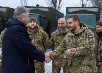 Порошенко передав бригадам на Донеччині зброю та спорядження на 28 млн грн