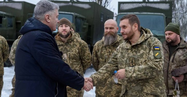 Порошенко передав бригадам на Донеччині зброю та спорядження на 28 млн грн