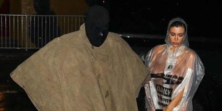 Б'янка Цензорі у прозорому плащі