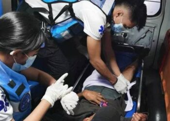 Філіппіни. Перша медична допомога хлопцеві