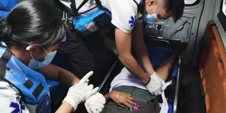 Філіппіни. Перша медична допомога хлопцеві