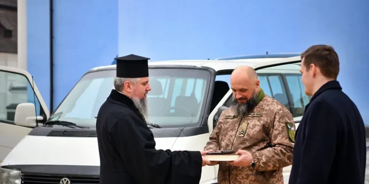 Предстоятель ПЦУ передав автомобіль захисникам України
