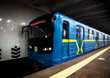 Жінка опинилася під вагоном рухомого складу