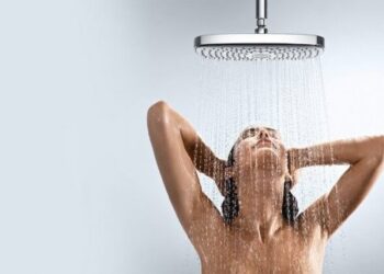 Дівчина приймає душ