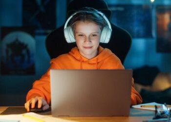 Дитина за комп'ютером. Фото з мережы