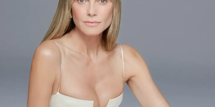 Гайді Клум позувала в сукнях від українських брендів