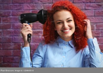 Дівчина з феном