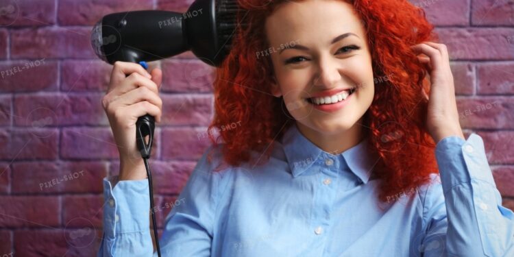 Дівчина з феном