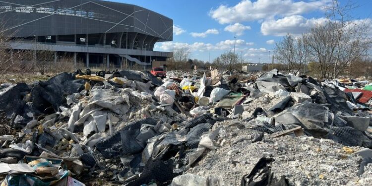 Сміттєзвалище біля стадіону