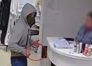 У Києві чоловік з ножем пограбував салон краси