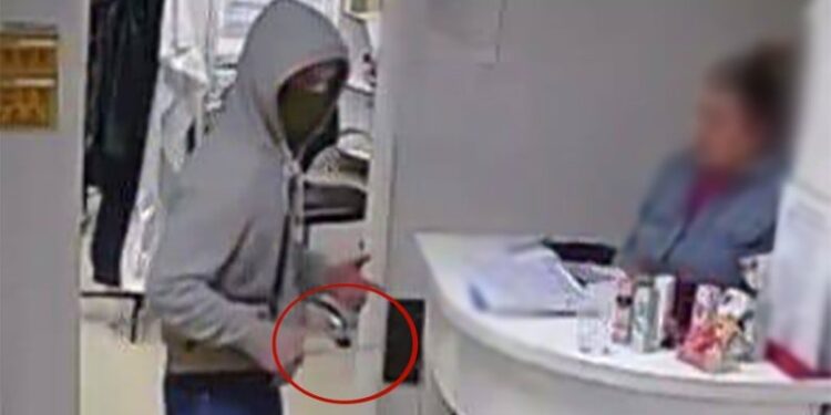 У Києві чоловік з ножем пограбував салон краси