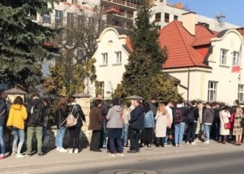 Черги у консульствах