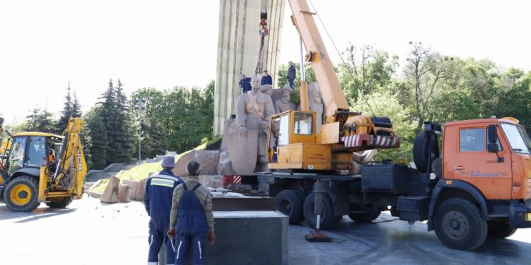 Демонтаж монумента. Фото КМДА