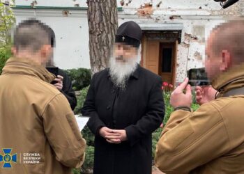 Митрополит у момент читання постанови