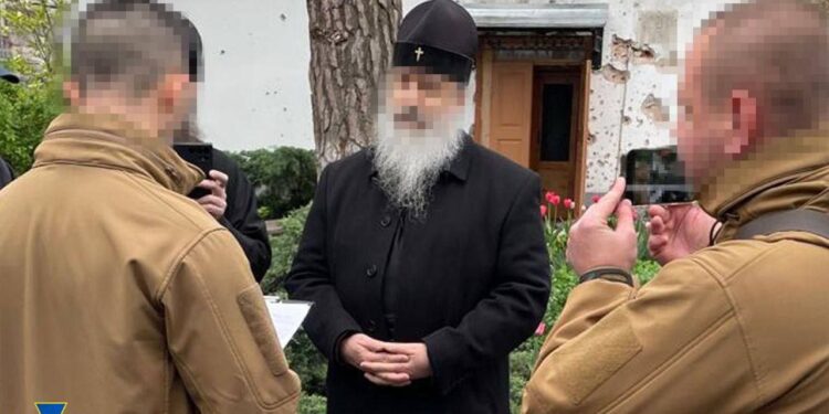 Митрополит у момент читання постанови