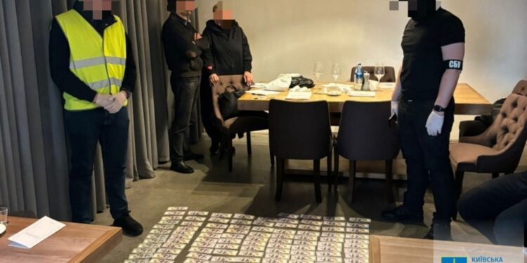 Підозрювані під час обшуку