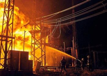 Пожежа внаслідок атаки росіян на одній з електростанцій України