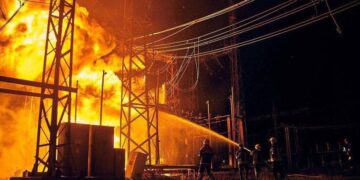 Пожежа внаслідок атаки росіян на одній з електростанцій України