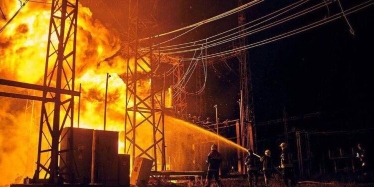 Пожежа внаслідок атаки росіян на одній з електростанцій України