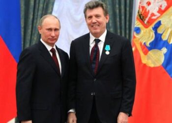 Сергій Ківалов отримує нагороду від Володимира Путіна