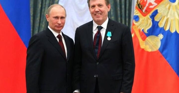 Сергій Ківалов отримує нагороду від Володимира Путіна