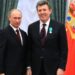Сергій Ківалов отримує нагороду від Володимира Путіна