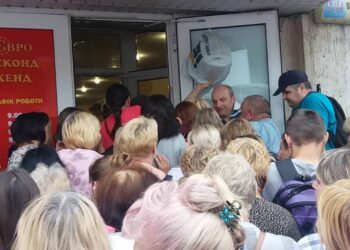 Черга в магазин секонд-хенду. Фото з мережі