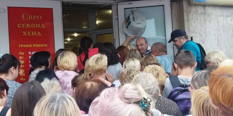 Черга в магазин секонд-хенду. Фото з мережі