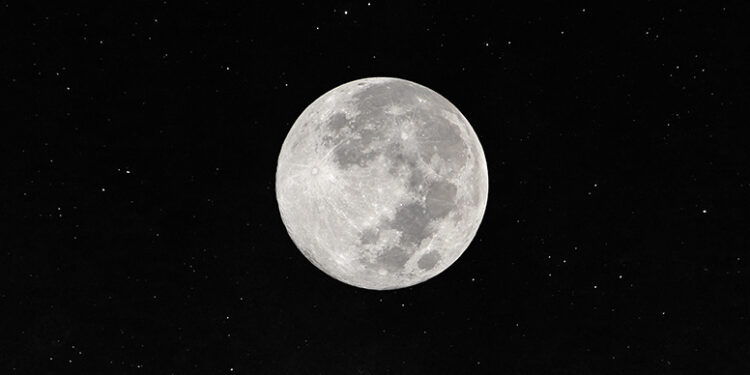 Місяць. Фото IZZI