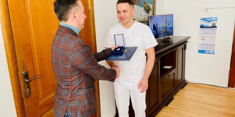 Нагородження лікаря. Фото з мережі ФБ