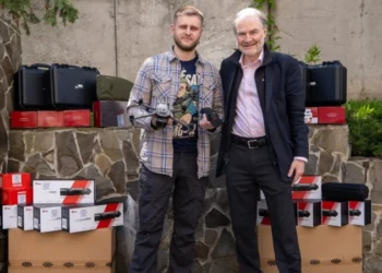 Тімоті Ґартон Еш передав дрони та нічну оптику комбату Андрію Підлісному. Фото Повернись живим