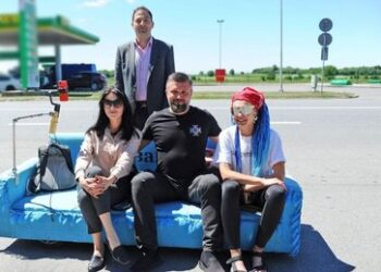 Диван на колесах їде з Тернопільщини до Києва. Фото Олена Дунець