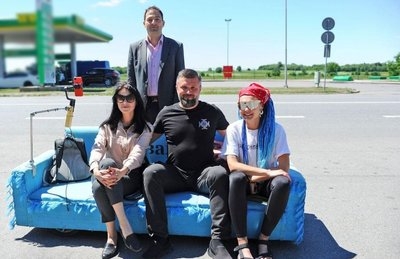 Диван на колесах їде з Тернопільщини до Києва. Фото Олена Дунець