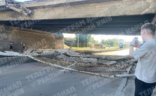 Обвал частини Повітрофлотського шляхопроводу. Фото Telegram-канал Реальний Київ